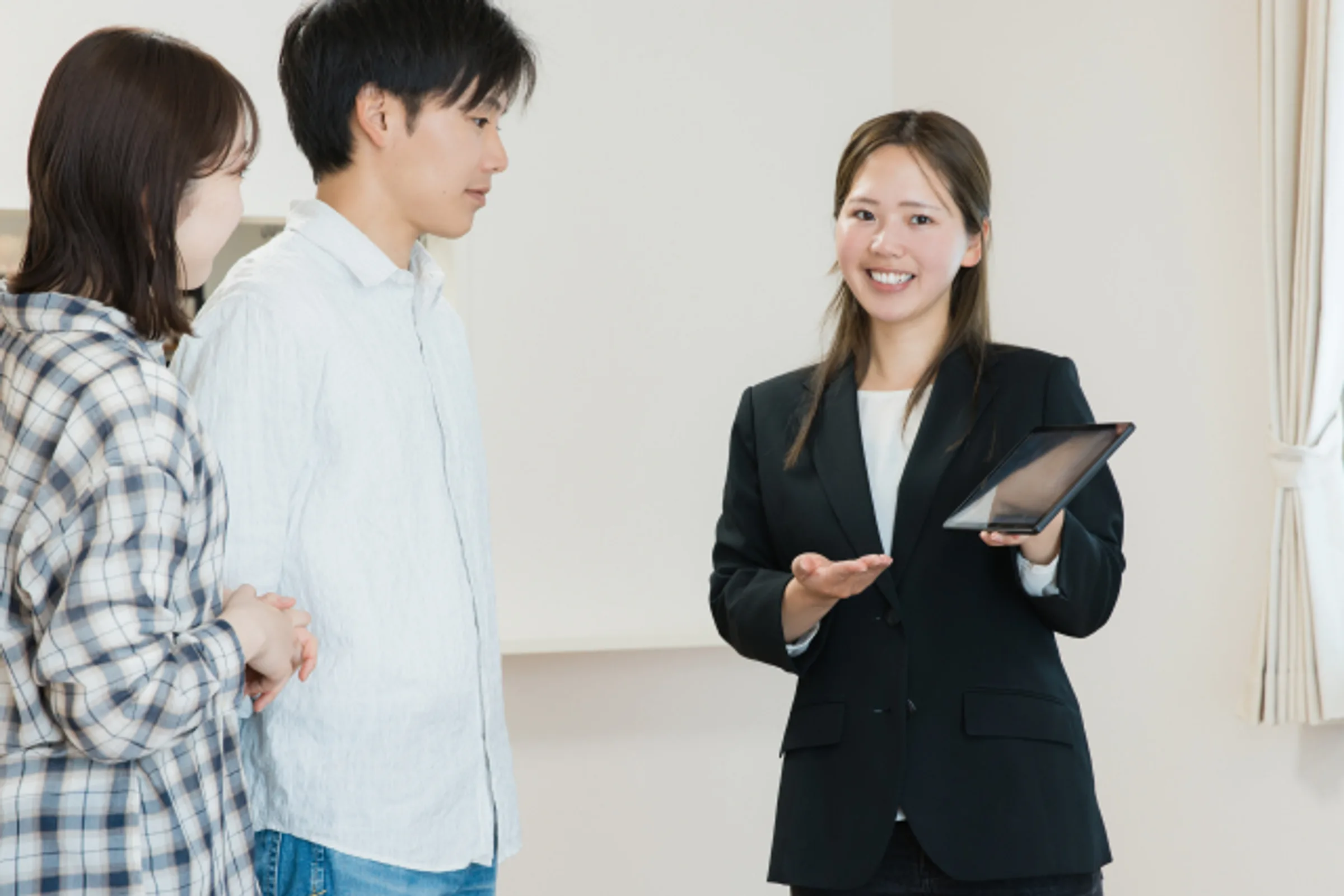 タブレットで説明する担当者とご夫婦