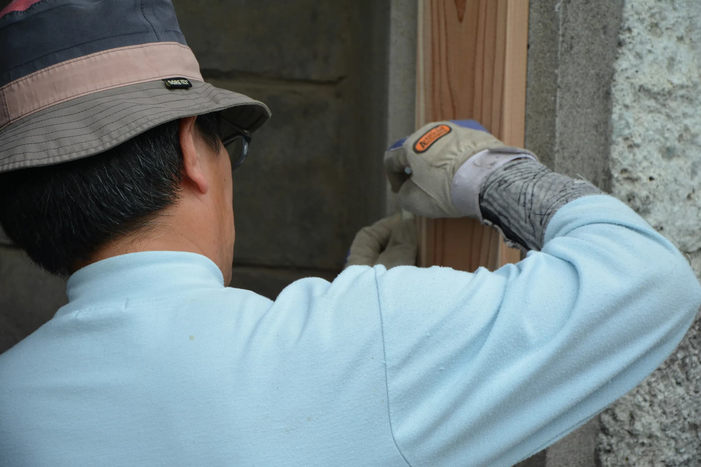 外壁の造作工事を行う職人の後ろ姿